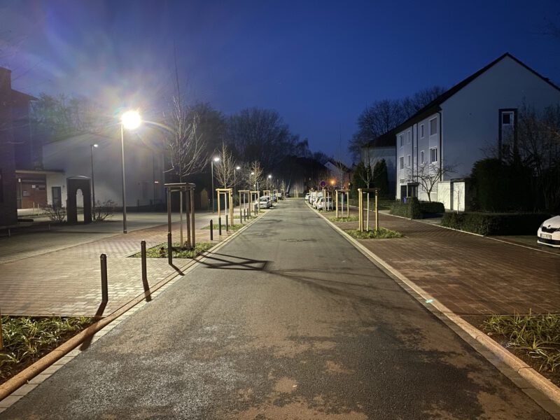 Das Bild zeigt die Straßenbeleuchtung in der Kortestraße, die die Umgebung hell beleuchtet.