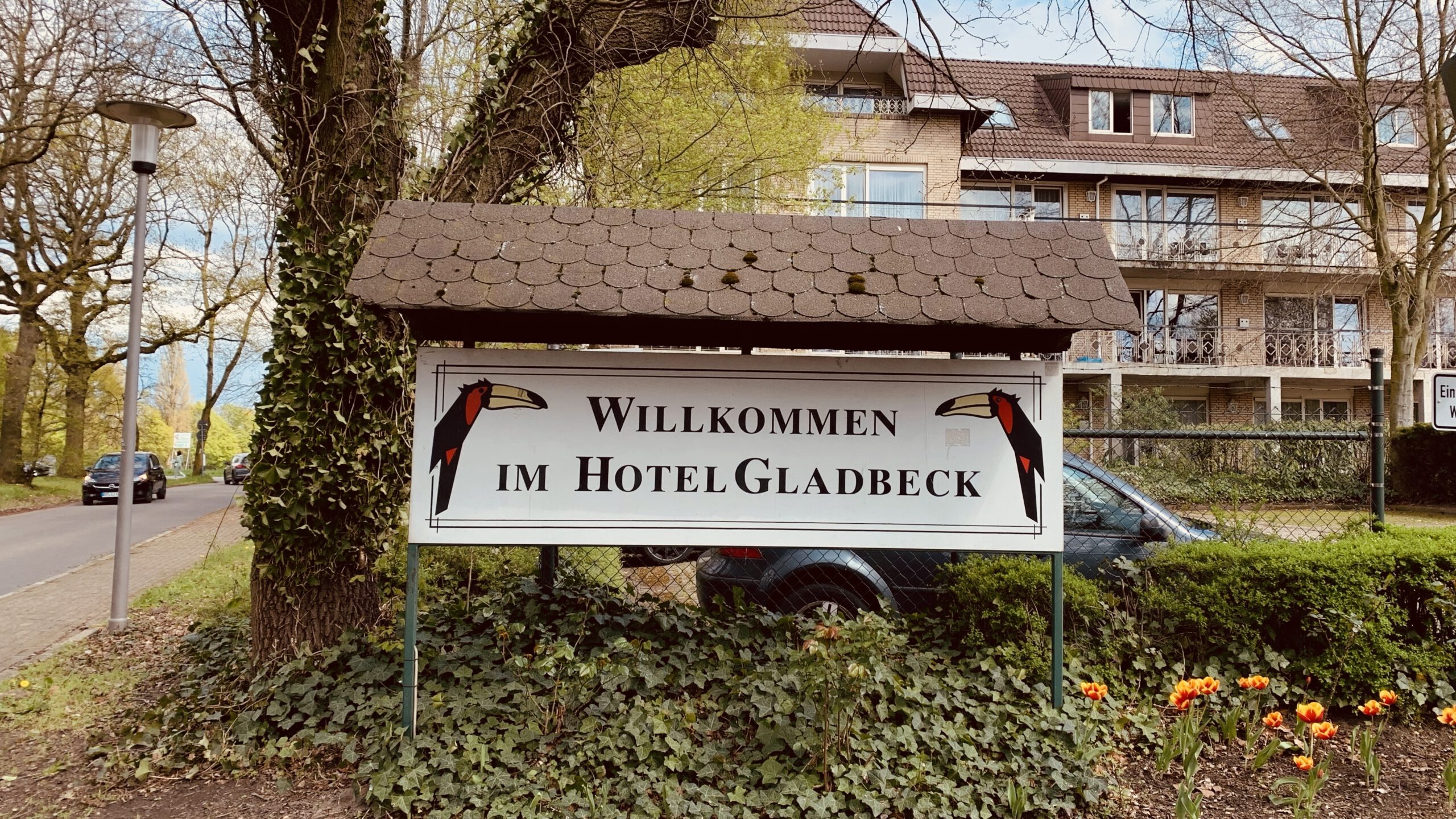 Schild "Willkommen im Hotel Gladbeck"